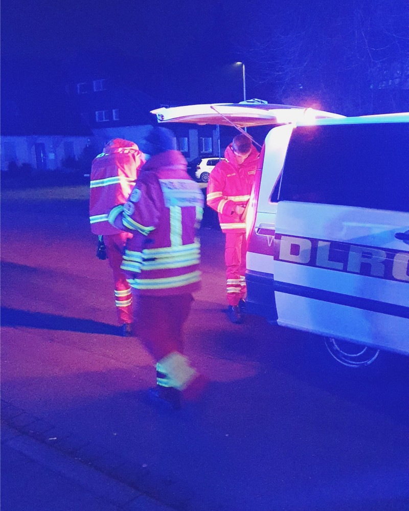 Einsatzkräfte bereiten die Drohne vor